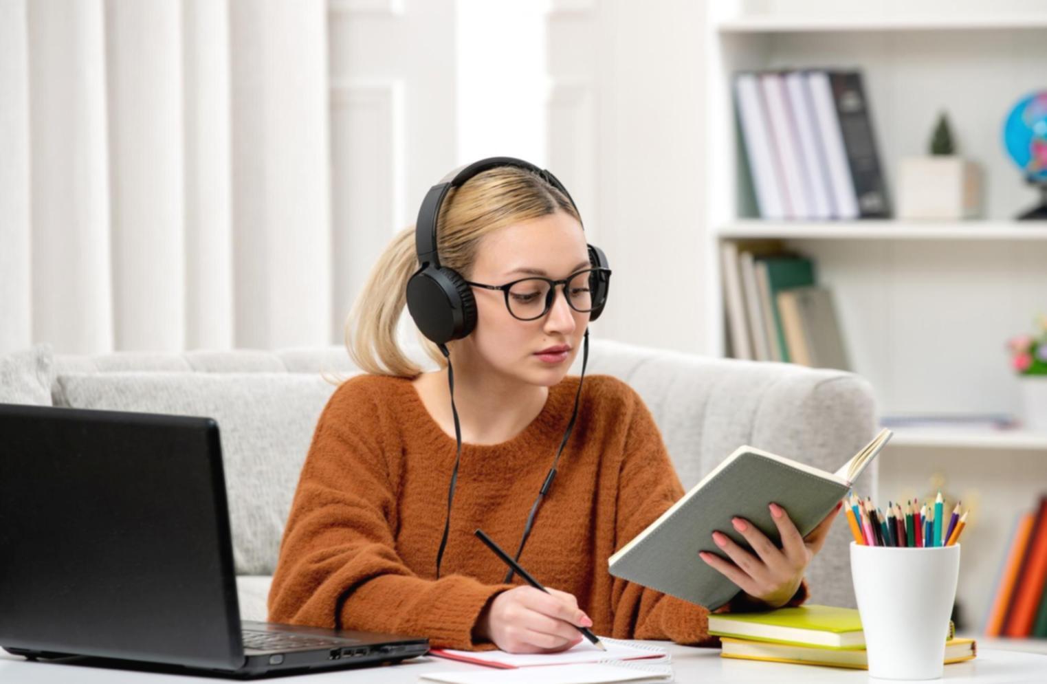 Smart budgeting dashboard showing Vietnamese financial planning tools
